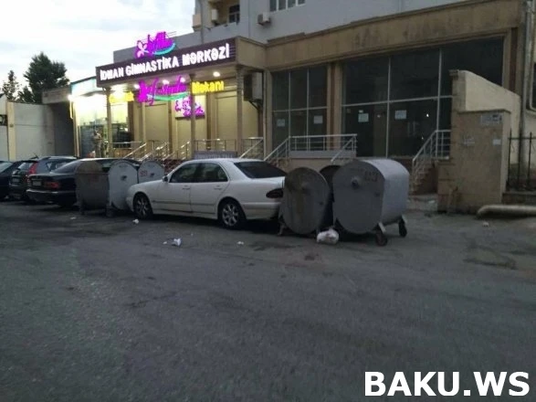 В Баку мусорщики в очередной раз проучили водителя