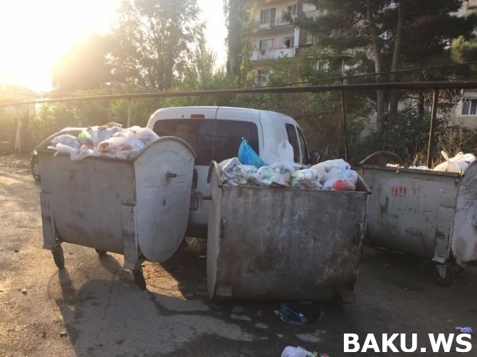 В Баку мусорщики в очередной раз проучили водителя
