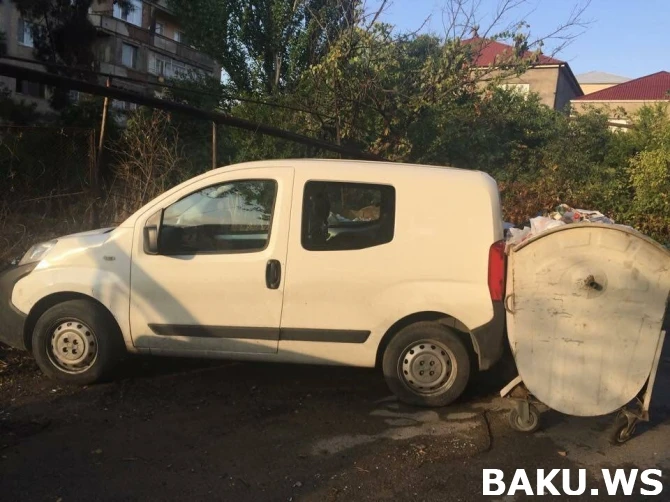 В Баку мусорщики в очередной раз проучили водителя