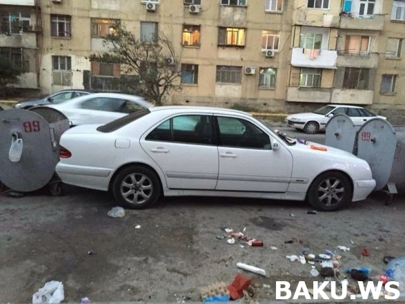 В Баку мусорщики в очередной раз проучили водителя