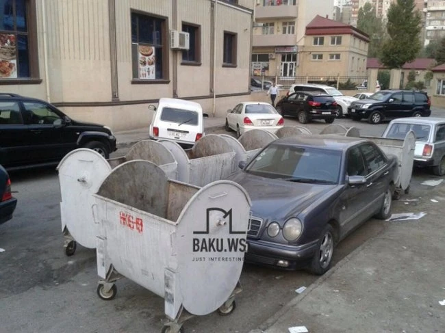 В Баку мусорщики в очередной раз проучили водителя