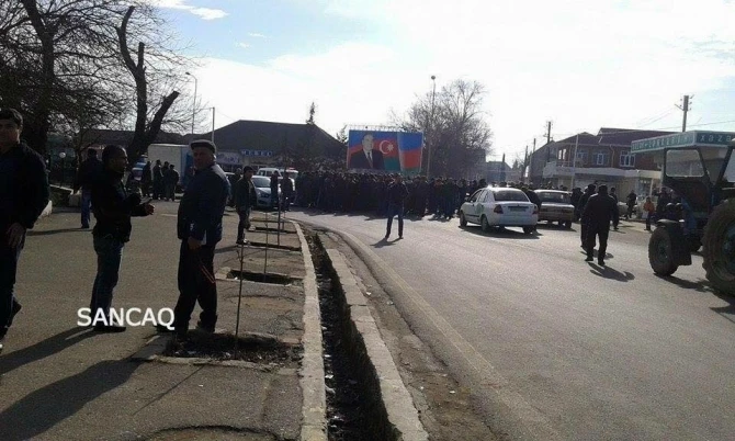 В Лянкяране проходит акция протеста против подорожания (видео)