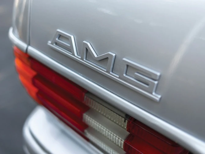 Раритетный Мерседес 560SEC AMG сияет в серебряных доспехах, несмотря на свой преклонный возраст