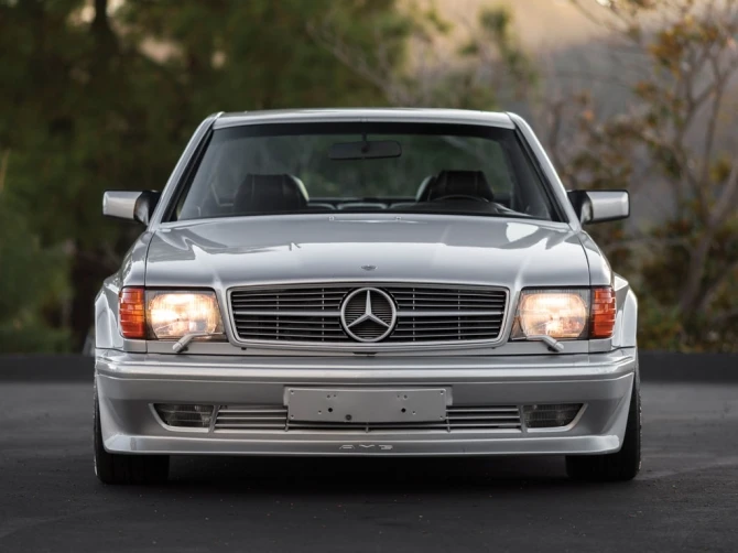 Раритетный Мерседес 560SEC AMG сияет в серебряных доспехах, несмотря на свой преклонный возраст