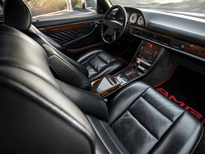 Раритетный Мерседес 560SEC AMG сияет в серебряных доспехах, несмотря на свой преклонный возраст