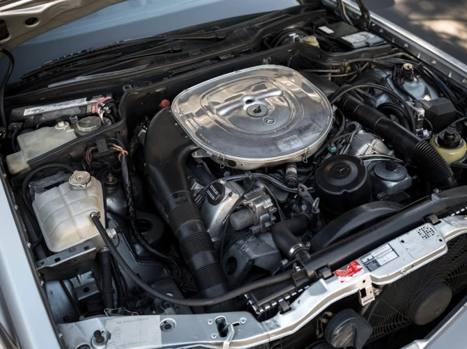 Раритетный Мерседес 560SEC AMG сияет в серебряных доспехах, несмотря на свой преклонный возраст