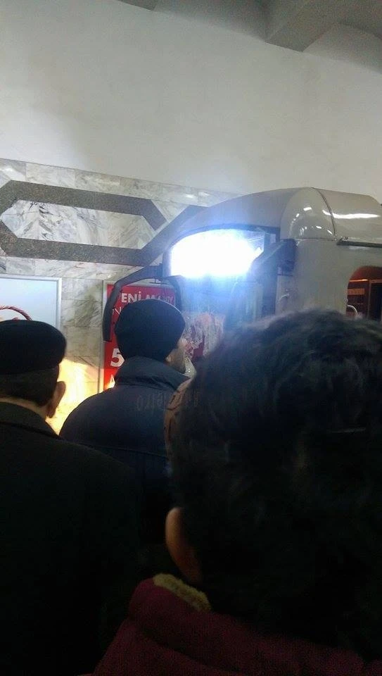 Установлена личность самоубийцы, бросившегося под поезд в бакинском метро (фото, обновлено)