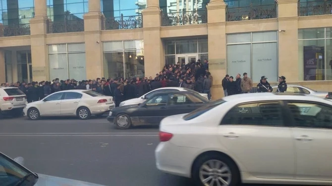 Приглашаем в страну туристов, но не предоставляем им возможность разменять доллары