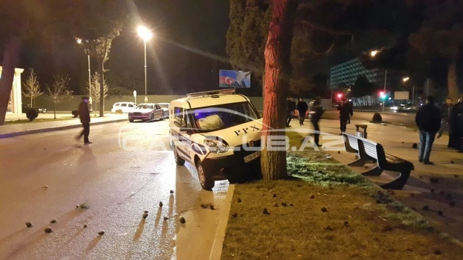 В Баку полицейский автомобиль врезался в дерево