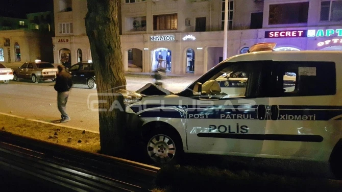 В Баку полицейский автомобиль врезался в дерево