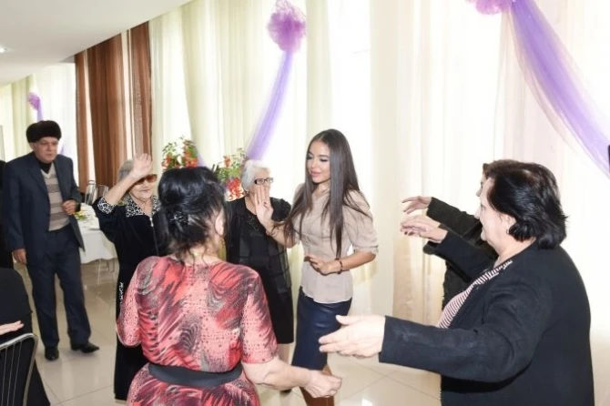 Лейла Алиева встретилась с жителями пансионата для инвалидов войны и труда (видео)