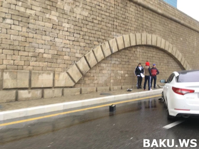 В Баку произошло тяжелое ДТП с участием автомобиля Kia