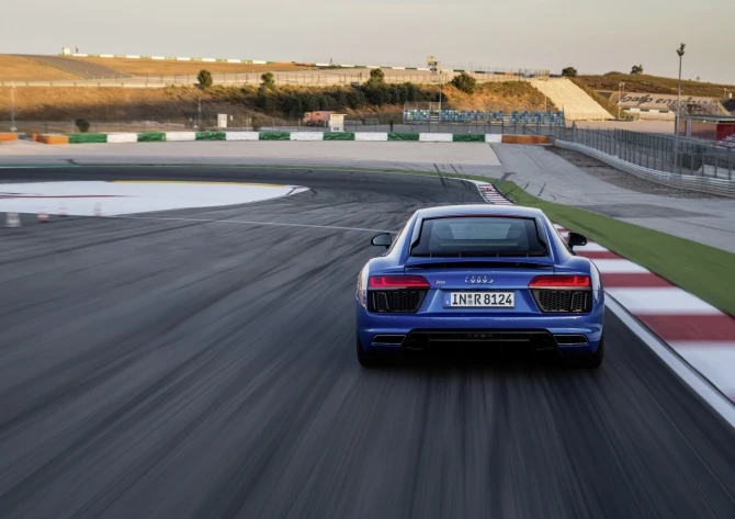 Audi раскрыла стоимость новой версии спорткара R8 (галерея)