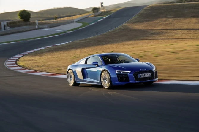 Audi раскрыла стоимость новой версии спорткара R8 (галерея)