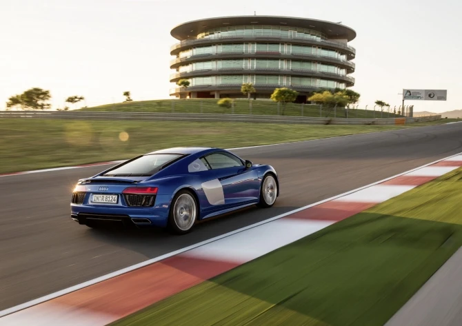 Audi раскрыла стоимость новой версии спорткара R8 (галерея)