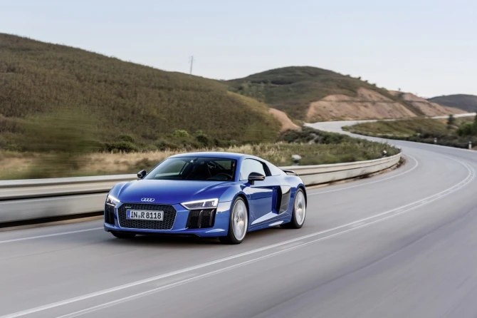 Audi раскрыла стоимость новой версии спорткара R8 (галерея)