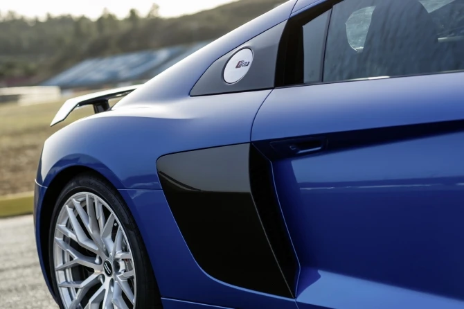Audi раскрыла стоимость новой версии спорткара R8 (галерея)