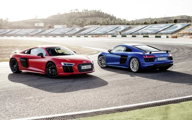 Audi раскрыла стоимость новой версии спорткара R8 (галерея)