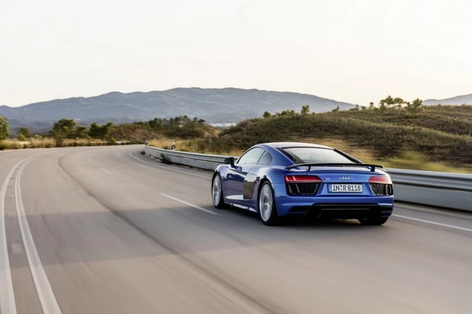 Audi раскрыла стоимость новой версии спорткара R8 (галерея)