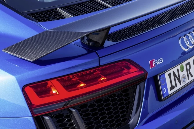 Audi раскрыла стоимость новой версии спорткара R8 (галерея)