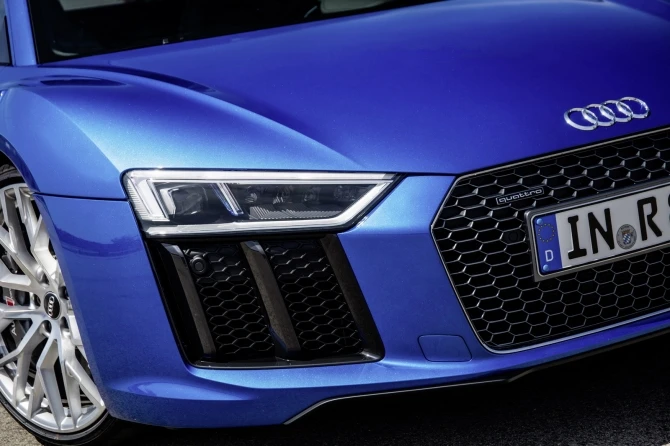 Audi раскрыла стоимость новой версии спорткара R8 (галерея)