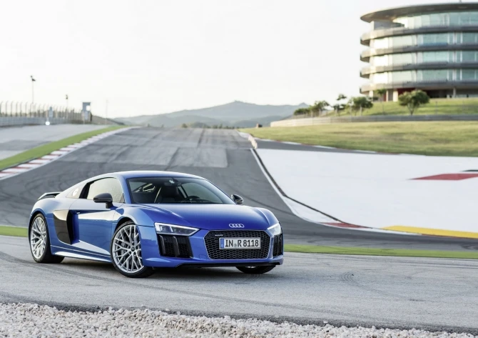 Audi раскрыла стоимость новой версии спорткара R8 (галерея)