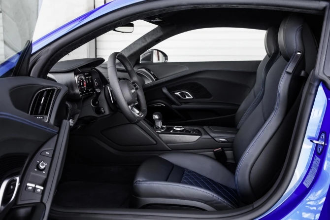 Audi раскрыла стоимость новой версии спорткара R8 (галерея)
