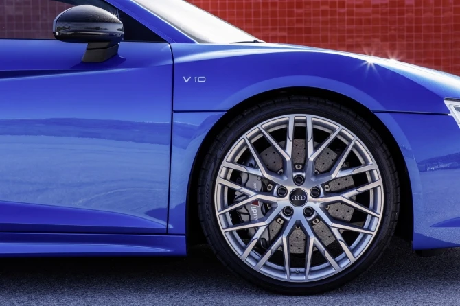 Audi раскрыла стоимость новой версии спорткара R8 (галерея)