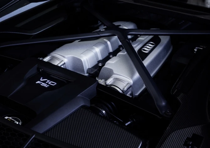Audi раскрыла стоимость новой версии спорткара R8 (галерея)