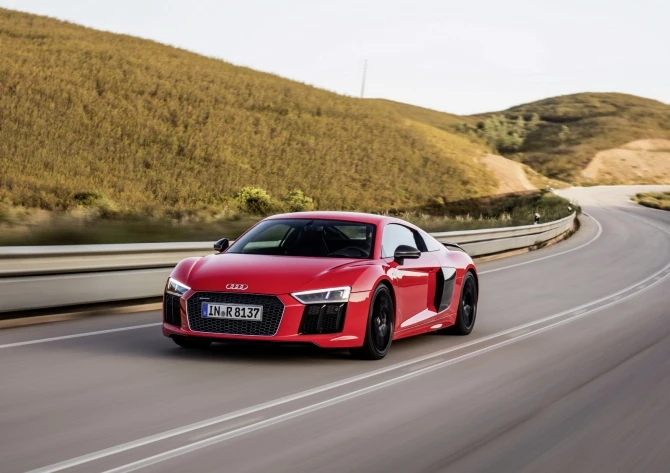 Audi раскрыла стоимость новой версии спорткара R8 (галерея)