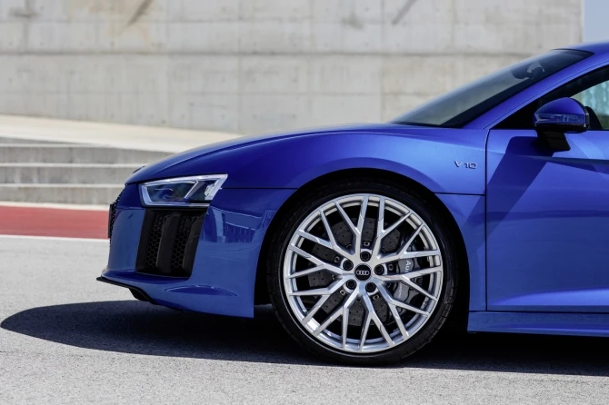 Audi раскрыла стоимость новой версии спорткара R8 (галерея)