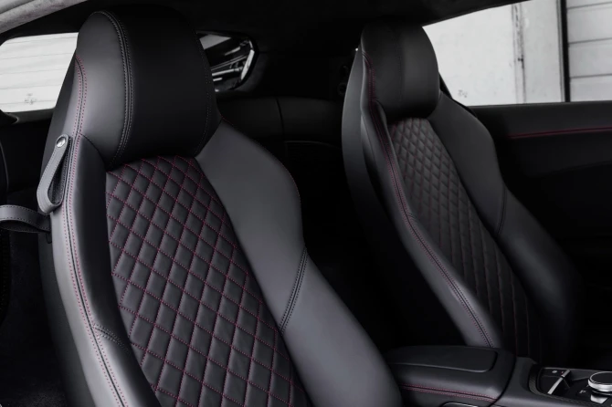 Audi раскрыла стоимость новой версии спорткара R8 (галерея)