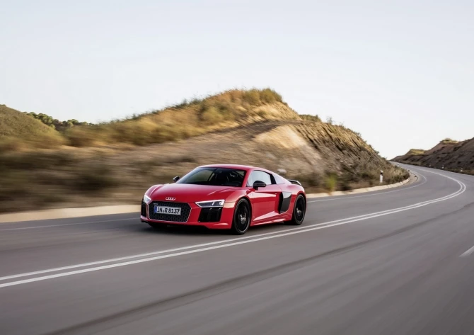 Audi раскрыла стоимость новой версии спорткара R8 (галерея)