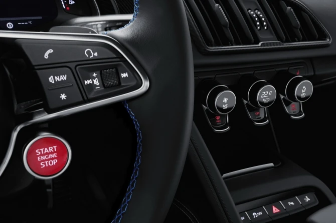Audi раскрыла стоимость новой версии спорткара R8 (галерея)