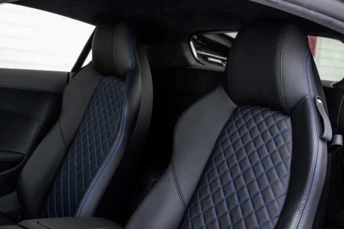 Audi раскрыла стоимость новой версии спорткара R8 (галерея)