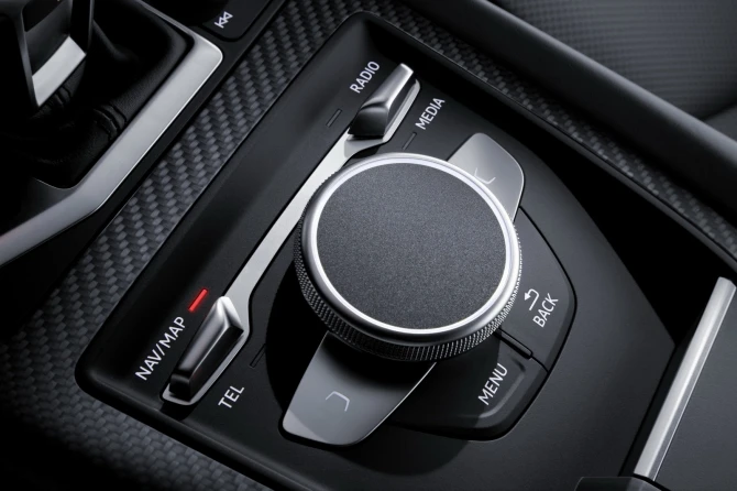 Audi раскрыла стоимость новой версии спорткара R8 (галерея)