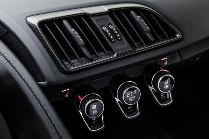 Audi раскрыла стоимость новой версии спорткара R8 (галерея)