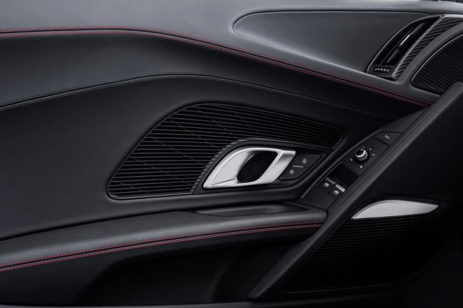 Audi раскрыла стоимость новой версии спорткара R8 (галерея)