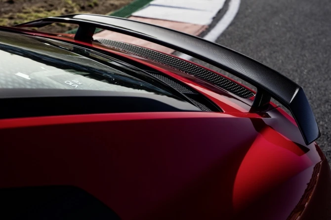 Audi раскрыла стоимость новой версии спорткара R8 (галерея)