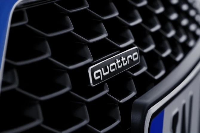 Audi раскрыла стоимость новой версии спорткара R8 (галерея)