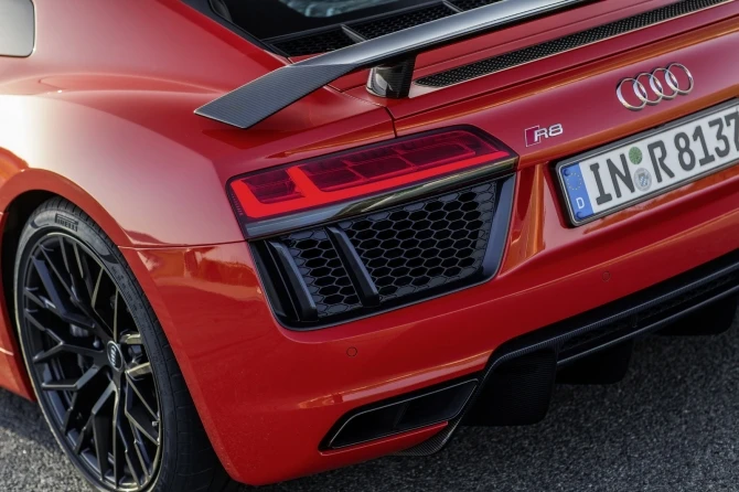 Audi раскрыла стоимость новой версии спорткара R8 (галерея)