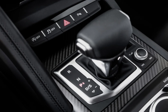 Audi раскрыла стоимость новой версии спорткара R8 (галерея)