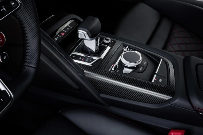Audi раскрыла стоимость новой версии спорткара R8 (галерея)