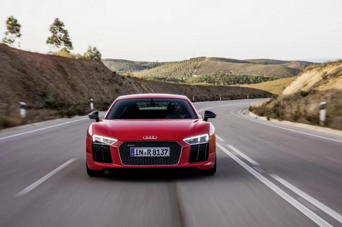 Audi раскрыла стоимость новой версии спорткара R8 (галерея)