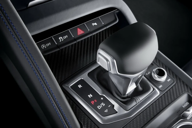 Audi раскрыла стоимость новой версии спорткара R8 (галерея)