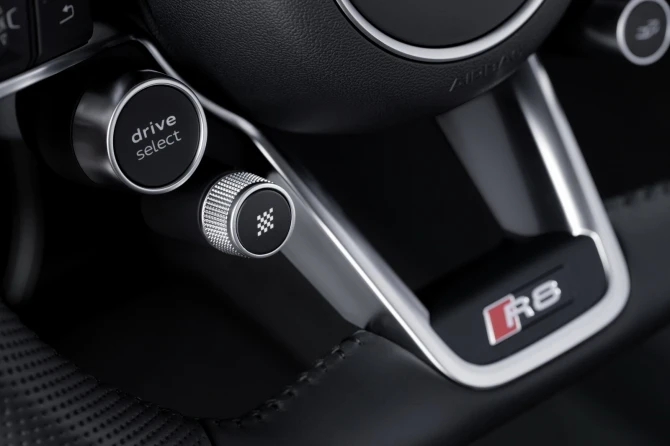 Audi раскрыла стоимость новой версии спорткара R8 (галерея)