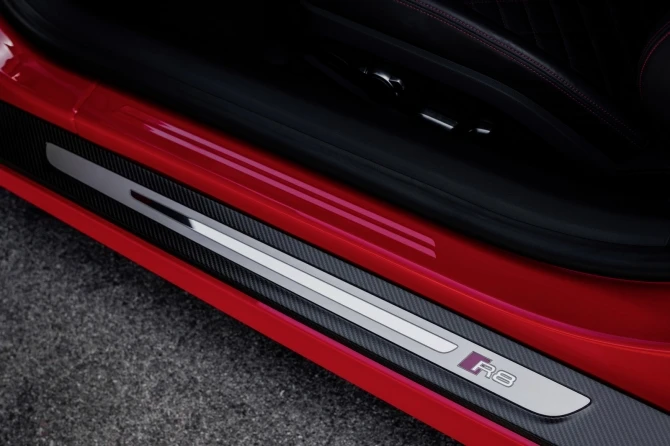 Audi раскрыла стоимость новой версии спорткара R8 (галерея)