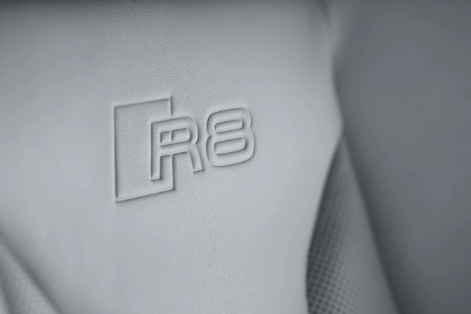 Audi раскрыла стоимость новой версии спорткара R8 (галерея)