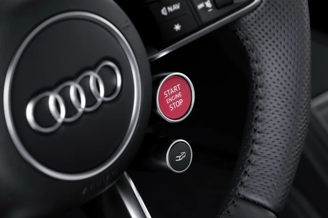 Audi раскрыла стоимость новой версии спорткара R8 (галерея)