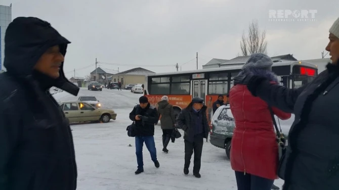 Гололедица на дорогах в Баку привела к беспределу водителей автобусов (видео)